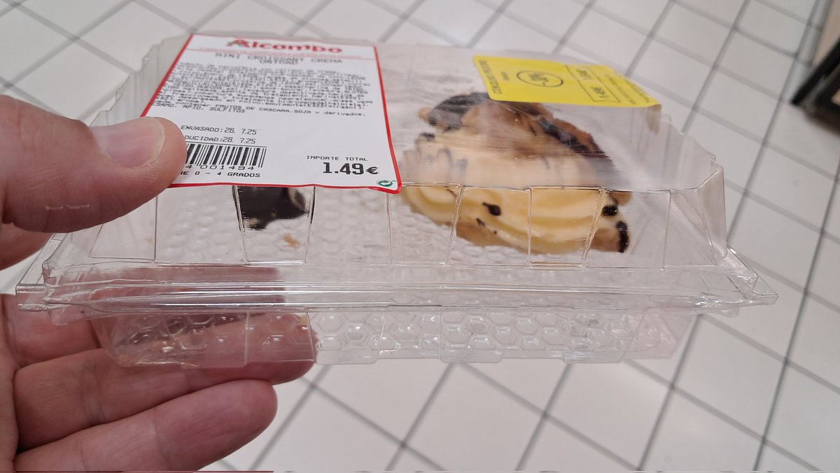 Entiendo que los ciudadanos tenemos que ser responsables y reciclar envases, pero ¿cuándo se va demandar esa misma responsabilidad a los centros comerciales? Esto de <a href="/alcampo/">Alcampo</a> es injustificable. Y no hablemos ya del precio por un mini cruasán de 45 gramos...