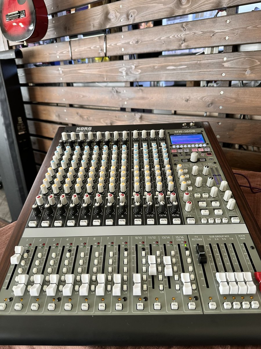 NodeGrow's tweet photo. MNG!この時代にアナログ卓、FOHとAUX1.2にはG/EQ 。COMPやリバーブもあるので、使い勝手良さそうです(^^)
#KORG
#SoundLink
#アナログミキサー
#音響卓 https://t.co/sWaPPcRaGG