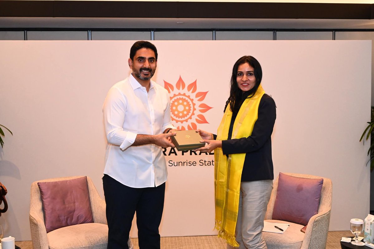 Knowledgeofap's tweet image. 📌 విశాఖలో గ్రీన్ ఎనర్జీ డేటా సెంటర్ పై లోకేష్ వినతి

▪️ విశాఖలో ST Telemedia గ్రీన్ ఎనర్జీ డేటా సెంటర్ ఏర్పాటుకు లోకేష్ సూచన
▪️ UP తరహాలో ఆధునిక డేటా సెంటర్లు, మౌలిక సదుపాయాలపై చర్చ
▪️ గ్రీన్ టెక్నాలజీతో బలమైన IT వాతావరణం అభివృద్ధి లక్ష్యం