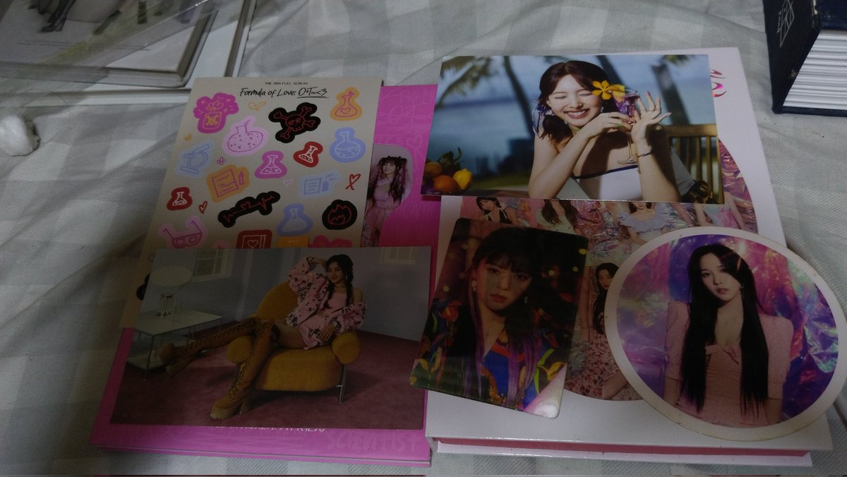 Minaringuin1's tweet photo. qs! 
Lfb/wts

Twice albums

Take all for ₱200

*See pic for inclusions

MOP: Gcash
MOD: J&amp;T
Loc: Davao City https://t.co/Chs53lE81J
