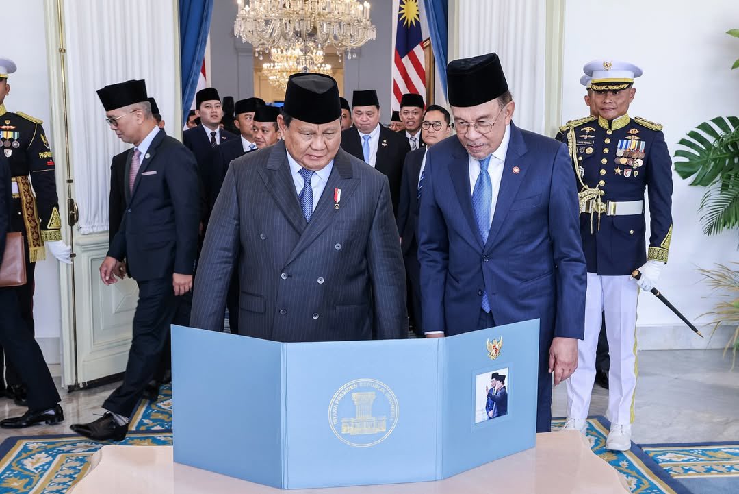 Prabowo Subianto (@prabowo) on Twitter photo Dalam rangka Konsultasi Tahunan ke-13 antara Indonesia dan Malaysia, saya menerima kunjungan Perdana Menteri Malaysia, Yang Mulia Dato’ Seri <a href="/anwaribrahim/">Anwar Ibrahim</a>, beserta sejumlah menteri dari delegasinya.
Melalui pertemuan ini, kami kembali menegaskan pentingnya memperkuat kerja sama Dalam rangka Konsultasi Tahunan ke-13 antara Indonesia dan Malaysia, saya menerima kunjungan Perdana Menteri Malaysia, Yang Mulia Dato’ Seri <a href="/anwaribrahim/">Anwar Ibrahim</a>, beserta sejumlah menteri dari delegasinya.
Melalui pertemuan ini, kami kembali menegaskan pentingnya memperkuat kerja sama