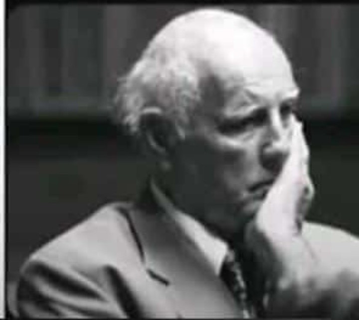 Ese wowe iyo ubabaye muri wowe wumva ufite agahinda kenshi Niki ukora kugirango bishire ugaruke muri mood nziza? 🤔🤌🏾