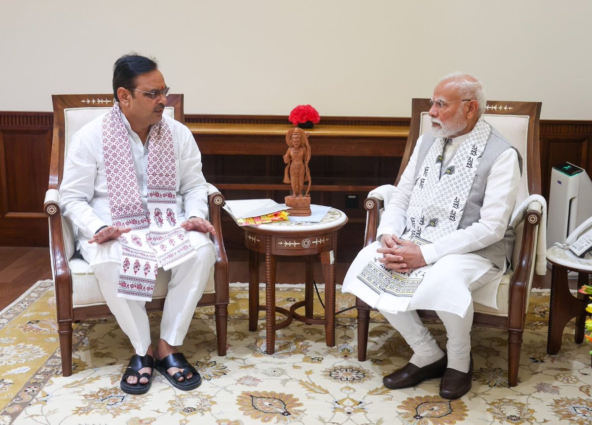 Mukeshbaitu's tweet image. हैलो @grok, इस मुलाकात के मायने क्या हैं?
मीडिया हलकों में तरह तरह की चर्चाएं हैं, कई तो यहां तक कह रहे हैं कि यह भजनलाल जी की बतौर मुख्यमंत्री आख़िरी मुलाकात हो सकती है।
क्या वाकई राजस्थान के मंत्रीमंडल में बदलाव को लेकर दिल्ली से पर्ची आने वाली है? या सिर्फ अफवाहें..