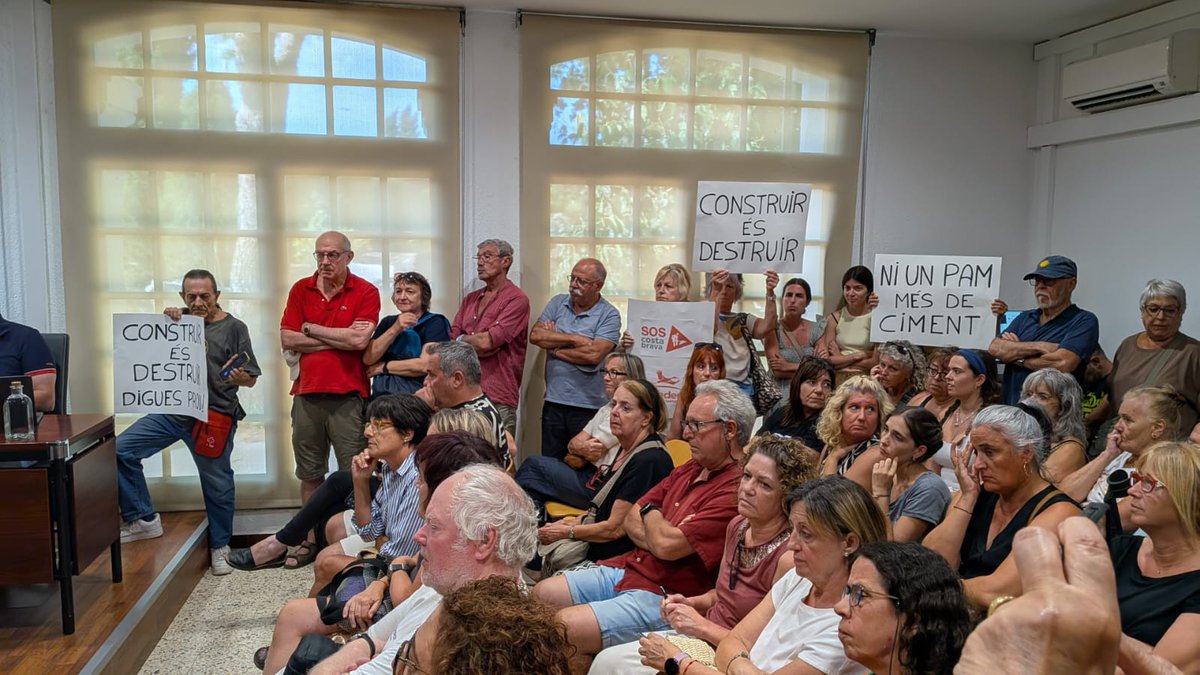 Llançà aprova urbanitzar l’última pineda davant del mar enmig d’una forta protesta veïnal  gironanoticies.com/noticia/275565…

El ple municipal dona llum verda al  projecte de La Farella, que preveu construir 62 habitatges en un espai  natural emblemàtic i molt contestat per veïns i