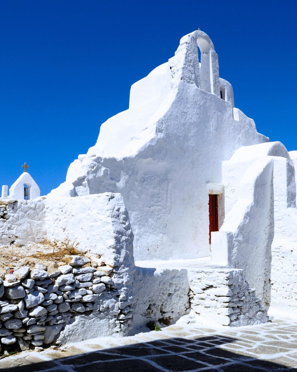 delianhotels's tweet image. The 𝘊𝘩𝘶𝘳𝘤𝘩 𝘰𝘧 𝘗𝘢𝘯𝘢𝘨𝘪𝘢 𝘗𝘢𝘳𝘢𝘱𝘰𝘳𝘵𝘪𝘢𝘯𝘪 is one of Greece’s most photographed churches💒 Its unique asymmetrical architecture, dating back to the 15th century, is a fusion of Byzantine &amp;amp; vernacular Cycladic style.
#Paraportiani #Mykonos #CycladicArchitecture