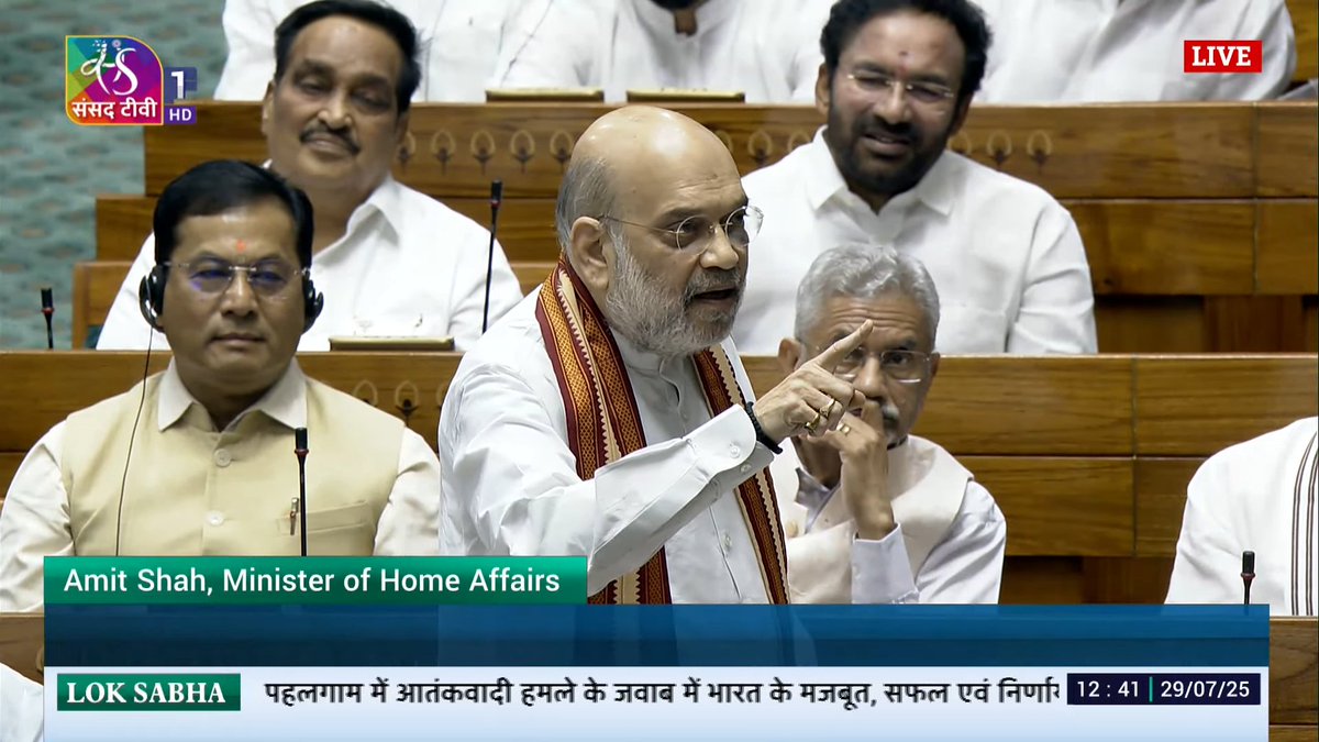 मैं आज चिदंबरम जी को आपके माध्यम से कहना चाहता हूं और हमारे पास प्रूफ हैं कि वो तीनों पाकिस्तानी थे।

तीन में से दो के पाकिस्तानी वोटर नंबर भी हमारे पास उपलब्ध हैं।

ये राइफलें भी हैं, उनके पास से जो चॉकलेट मिली है, वो भी पाकिस्तान में बनी है।

ये कहते हैं कि वो पाकिस्तानी नहीं