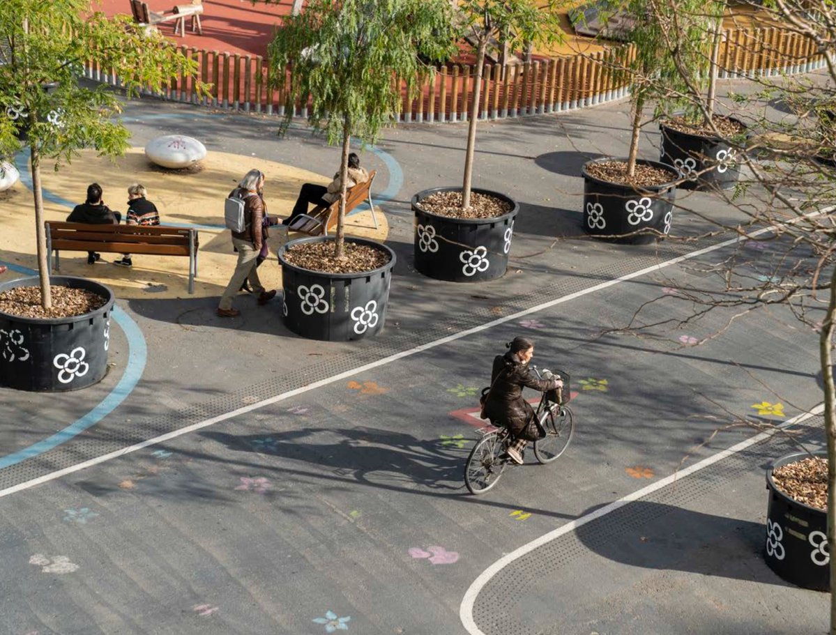 En 2016, Barcelona transformó y humanizó 25.000 m² de calles del antiguo barrio industrial del Poblenou, usando en principio solo bancos, mesas, macetas y pintura.

Spoiler: para nada fue un camino de 🌹🌹

Te lo cuento brevemente 👇