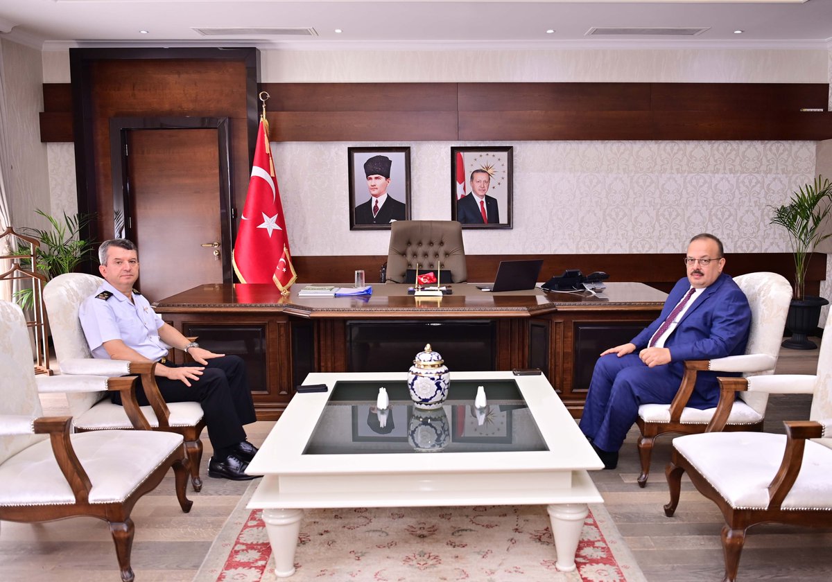 T.C. Aydın Valiliği (@aydinvaliligi) on Twitter photo Jandarma Genel Komutan Yardımcısı Korgeneral Aykut Tanrıverdi,
Vali <a href="/YakupCanbolat/">Yakup CANBOLAT</a>’ı makamında ziyaret etti. Jandarma Genel Komutan Yardımcısı Korgeneral Aykut Tanrıverdi,
Vali <a href="/YakupCanbolat/">Yakup CANBOLAT</a>’ı makamında ziyaret etti.
