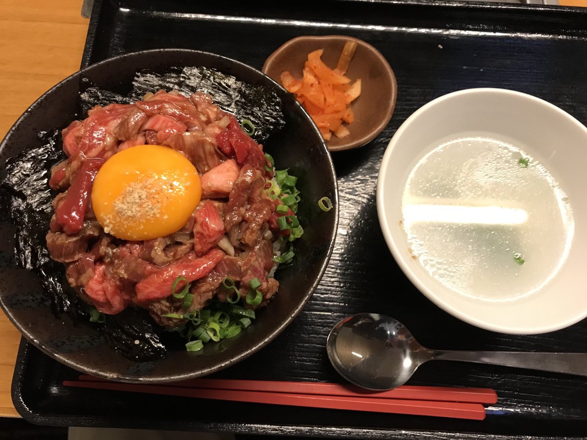焼肉家KAZU神楽坂店
ローストビーフ丼 肉3倍 ごはん大盛り

今日のお昼は
久しぶりにこちらへ

メニューには2倍までだが
3倍でも4倍でもできるので😁

旨い肉に甘しょっぱいタレが絡み
濃厚な黄身と海苔が後を引く😊
ねぎも名脇役👍

満足だ☺️
ごちそうさまでした🙇