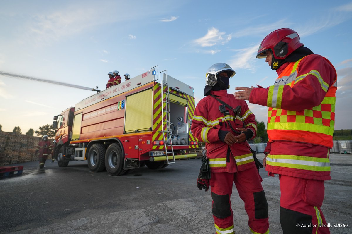 #Intervention 🔥 Feu de stockage de palettes secteur Compiègne
 ➡️ 25 pompiers mobilisés ce 28 juillet après 20h
 ➡️ 4 engins pompes + 1 échelle aérienne
 ➡️ Feu éteint avant minuit
 ➡️ Aucun blessé