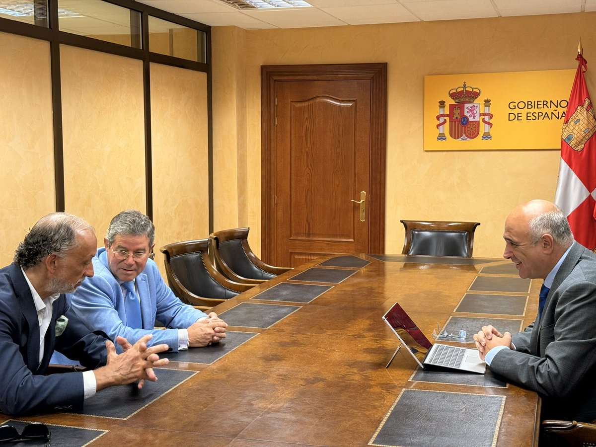 Carlos Magdaleno, presidente de CEOE Valladolid, ha sido recibido hoy por el subdelegado del Gobierno en Valladolid, Jacinto Canales. Un encuentro para reforzar el diálogo institucional y abordar los retos que afectan al tejido empresarial de la provincia.