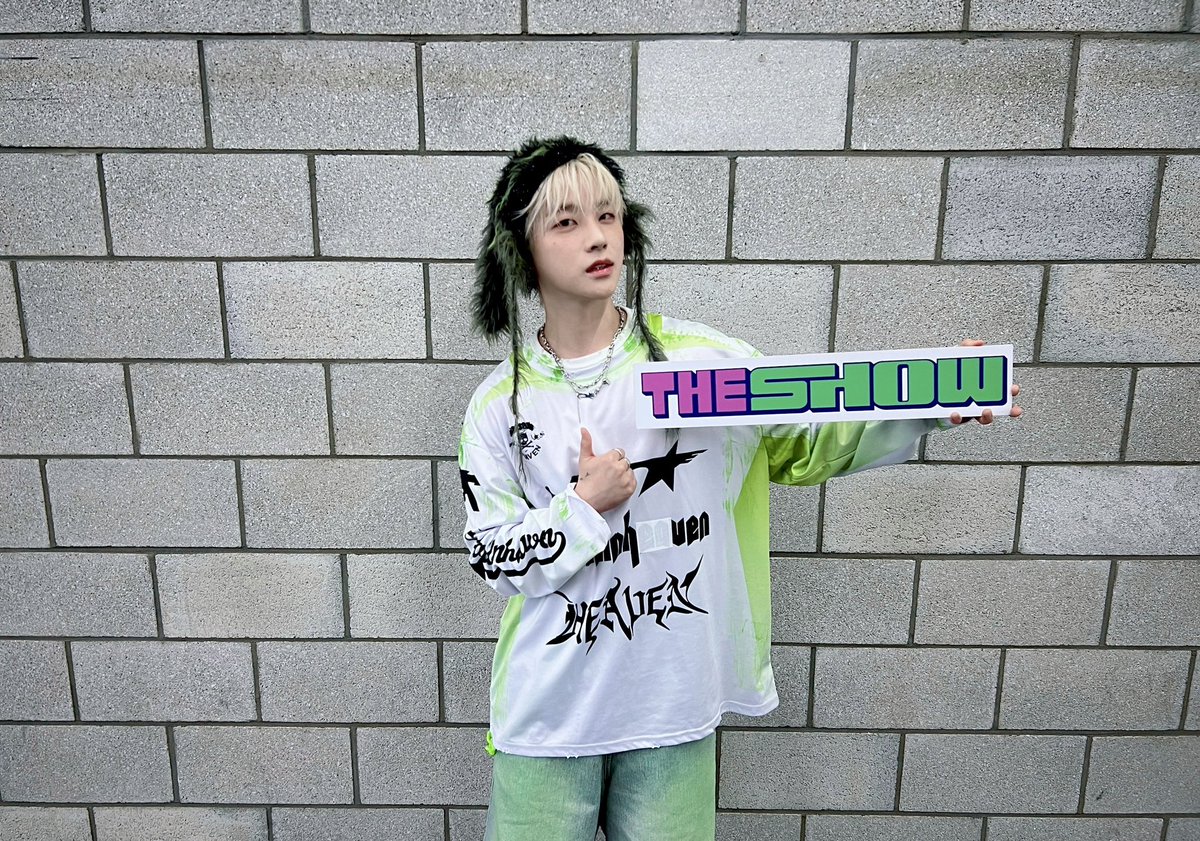 theshow_offcl's tweet photo. 어쩌다 길 가다가 애랑 마주쳤는데
애가 "안녕하세요?" 이러는 거임
그래서 별 생각 없이 "그래 요즘 잘 지내니?" 이랬는데
애가 "저야 항상 잘 지내죠 뭐. 
요즘은 코닉이들한테 #We_Cant_Explain 보여주는
재미로 삽니다" 이럼 

요즘 애들은 말도 잘하고 춤도 잘 추고 
노래도 잘하는구나... 
한 32개월 정도로 보였는데
이상하다 싶어서 다시 잘 보니까
지나니더라... 충격🫨

#김진환 #JAY #더쇼 @iKONIC_143
