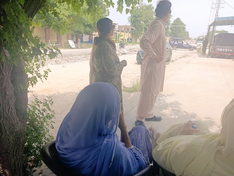 اہم ترین 🚨
مزاحمت کی نشان علیمہ خان کو اڈیالہ جیل پر روکا گیا، علیمہ خان اڈیالہ جیل کے سامنے بیٹھ گئی