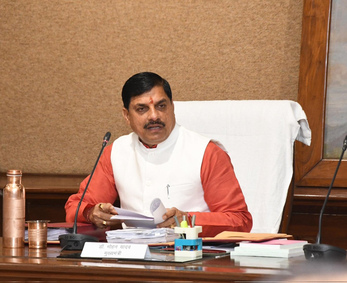 आज विधानसभा के मानसून सत्र में शामिल होने से पहले मा.मुख्यमंत्री श्री <a href="/DrMohanYadav51/">Dr Mohan Yadav</a> जी की अध्यक्षता में आयोजित कैबिनेट बैठक में सहभागिता की।
परंपरानुसार बैठक की शुरुआत राष्ट्रगीत 'वन्देमातरम' से हुई।