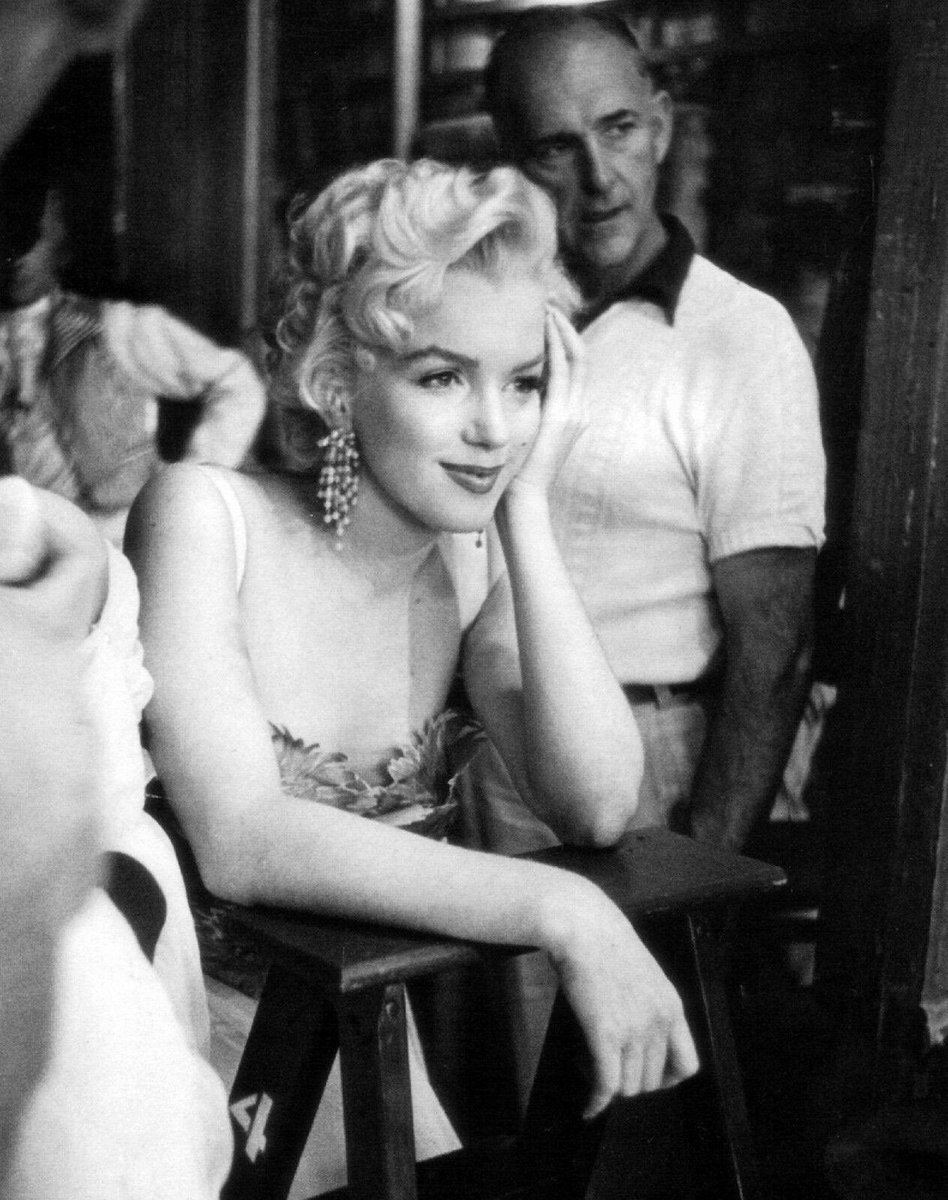 Love this photo of Marilyn visiting the set of ‘Désirée’ to watch Marlon Brando at work in 1954.

📷 by Dennis Stock