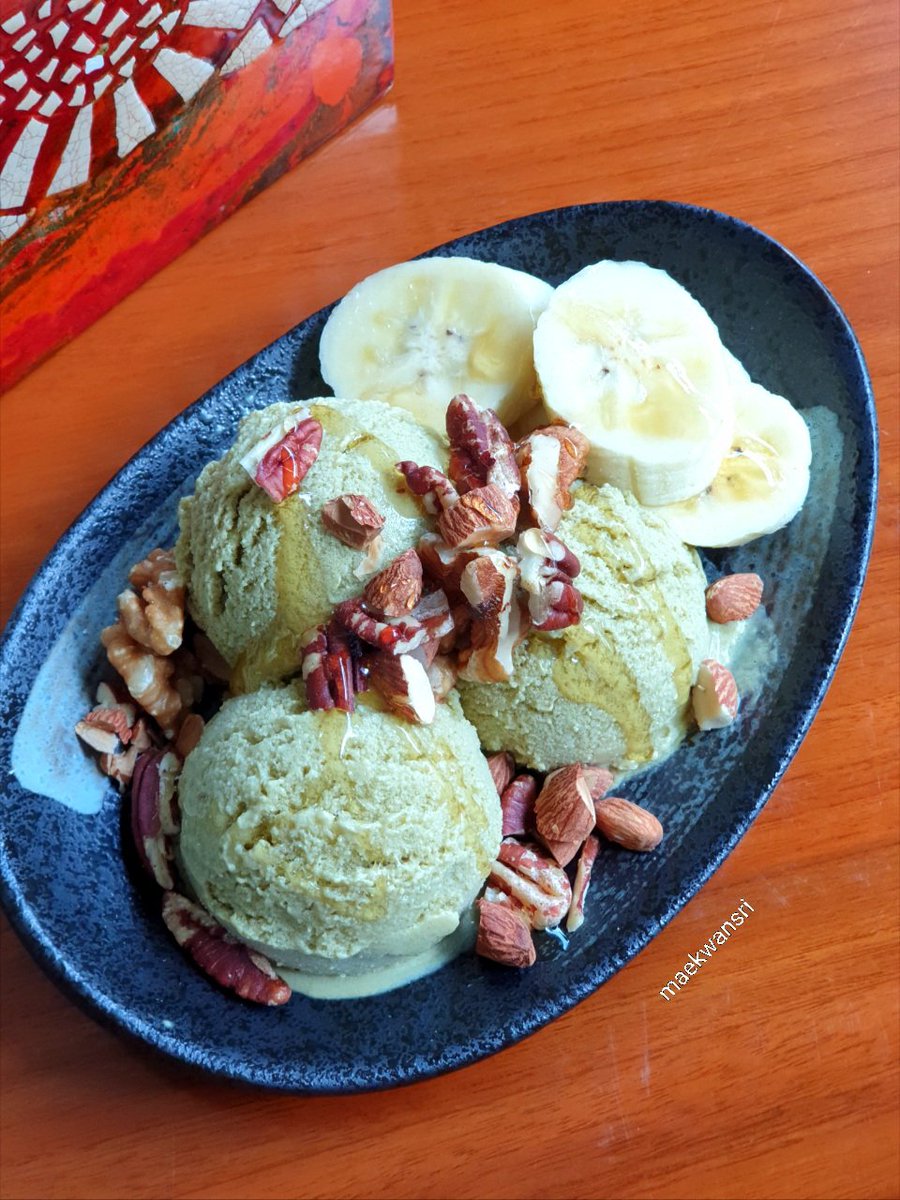 KwansriR's tweet image. ไอติมเพื่อสุขภาพ ปั่นอะโวคาโดกับนมอัลมอนด์ กินกับกล้วยหอม โรยหน้าด้วยอัลมอนด์ พีแคน วอลนัล😋