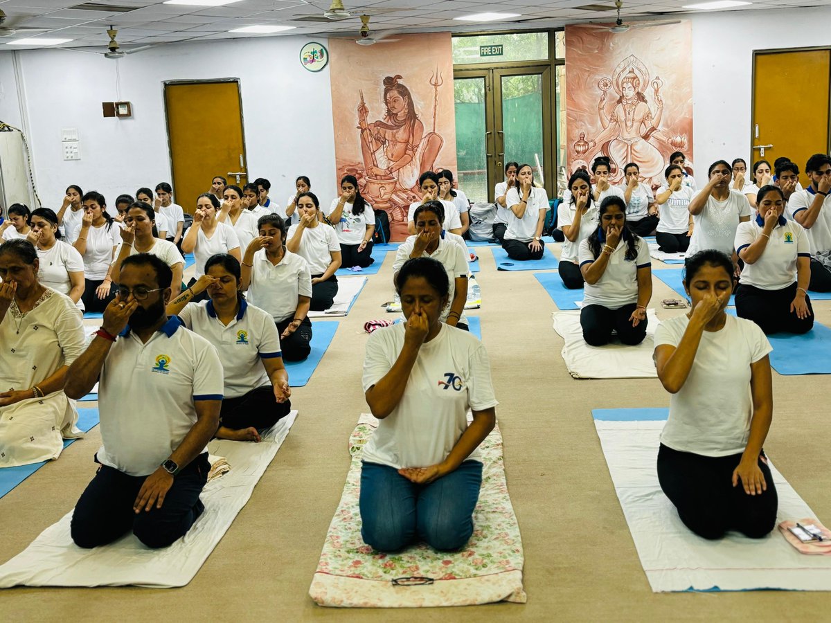 mdniy's tweet image. सीसीवाईपीआई कोर्स के ऑफलाइन और ऑनलाइन बैच के छात्रों के लिए एक षट्कर्म कार्यशाला का आयोजन किया गया, जिसमें उन्हें यौगिक क्रियाओं जैसे वमन, जल नेति, सूत्र नेति और कपालभाति के द्वारा शरीर की आंतरिक शुद्धि की पारंपरिक तकनीकों के बारे में बताया गया।
इस दौरान डॉ काशीनाथ समगंडी,…