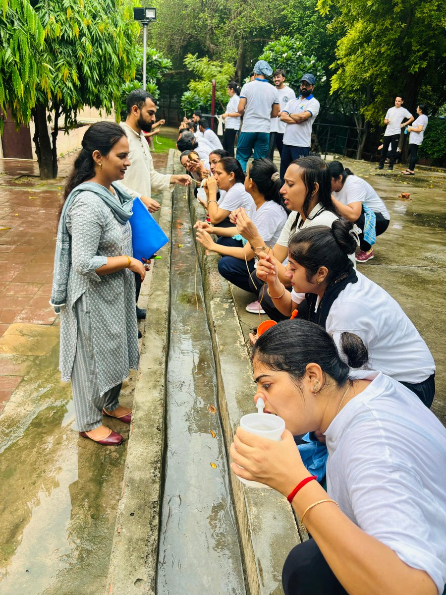mdniy's tweet image. सीसीवाईपीआई कोर्स के ऑफलाइन और ऑनलाइन बैच के छात्रों के लिए एक षट्कर्म कार्यशाला का आयोजन किया गया, जिसमें उन्हें यौगिक क्रियाओं जैसे वमन, जल नेति, सूत्र नेति और कपालभाति के द्वारा शरीर की आंतरिक शुद्धि की पारंपरिक तकनीकों के बारे में बताया गया।
इस दौरान डॉ काशीनाथ समगंडी,…