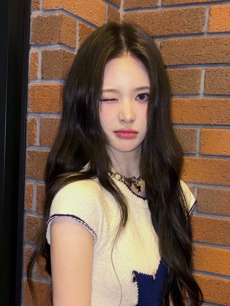 face that goes viral every time she drops a selca 🫠