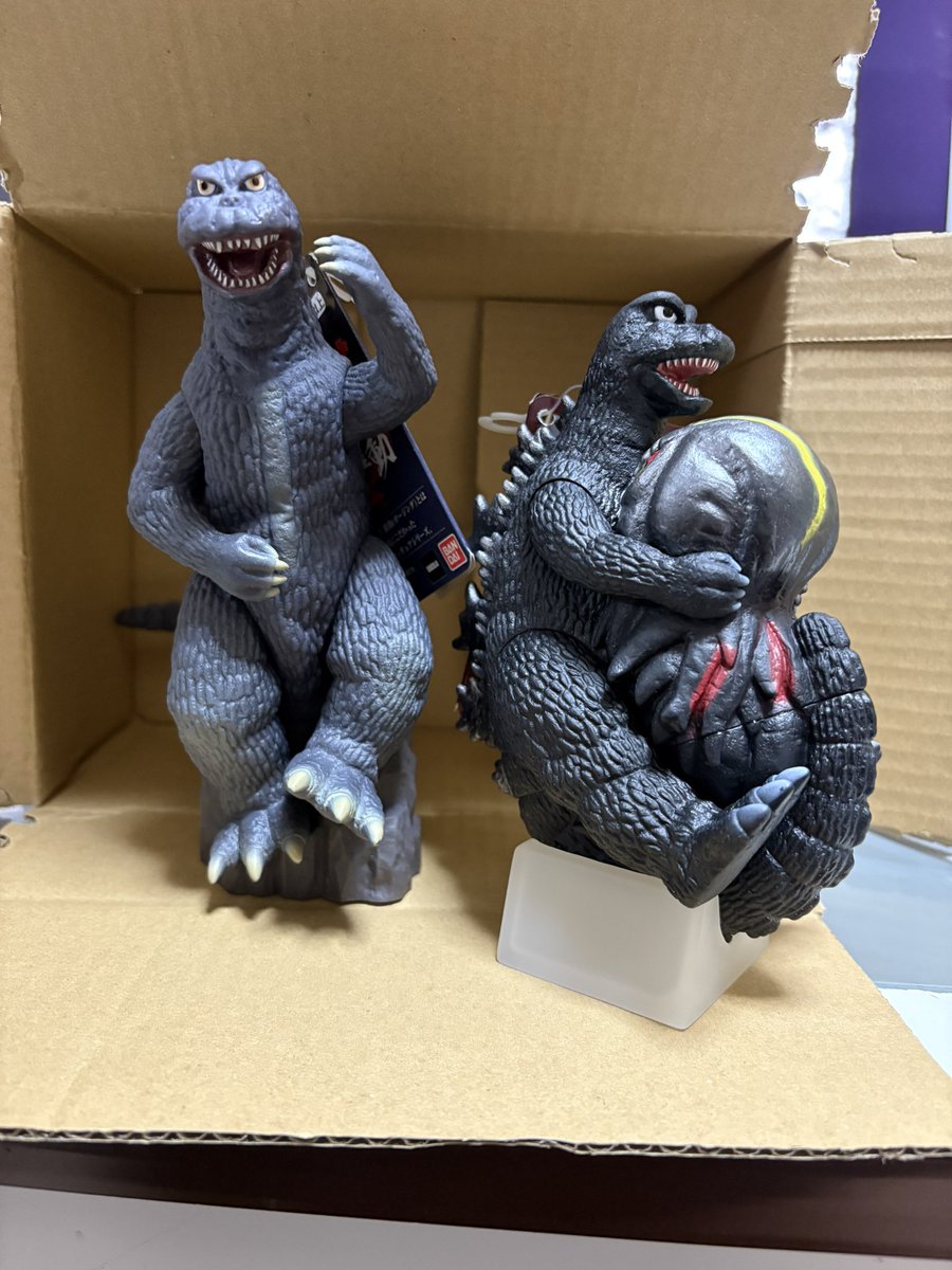 T__Yanagi's tweet image. 買ってしまった…バンダイムービーモンスターのゴジラ対ヘドラより飛行ゴジラ。それにしても最近のムービーモンスターラインナップはとてもイカしてるw右目の再現度だってこの通りだ、両手両足が可動するので自立もするけど横から見ると鼓笛隊の大太鼓かチンドン屋かみたいでなんだかかわいいw