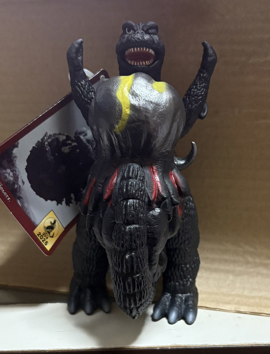 T__Yanagi's tweet image. 買ってしまった…バンダイムービーモンスターのゴジラ対ヘドラより飛行ゴジラ。それにしても最近のムービーモンスターラインナップはとてもイカしてるw右目の再現度だってこの通りだ、両手両足が可動するので自立もするけど横から見ると鼓笛隊の大太鼓かチンドン屋かみたいでなんだかかわいいw