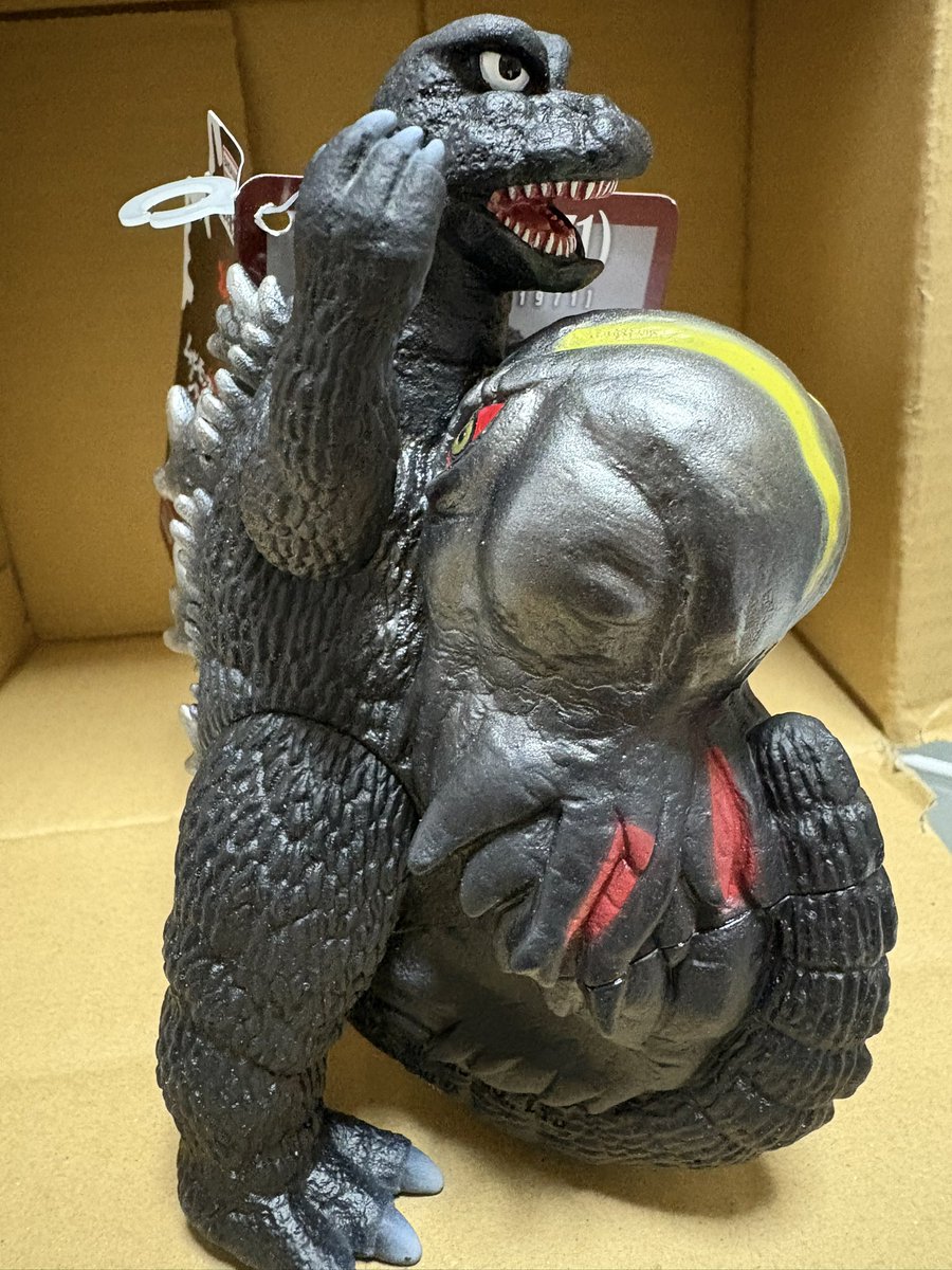 T__Yanagi's tweet image. 買ってしまった…バンダイムービーモンスターのゴジラ対ヘドラより飛行ゴジラ。それにしても最近のムービーモンスターラインナップはとてもイカしてるw右目の再現度だってこの通りだ、両手両足が可動するので自立もするけど横から見ると鼓笛隊の大太鼓かチンドン屋かみたいでなんだかかわいいw