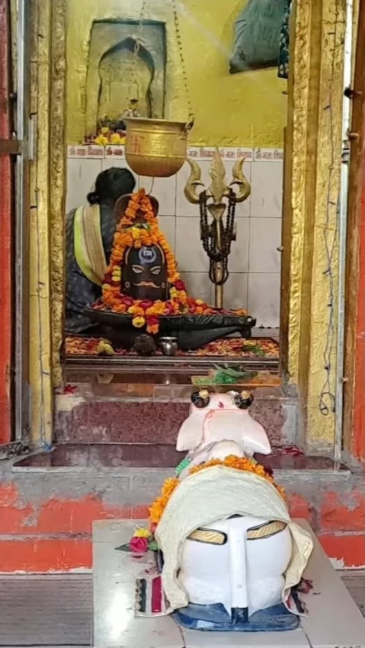 *व्यर्थ के #विवादों में उलझोगे तो कोई निष्कर्ष नहीं निकलेगा,#शान्त_चित्त से अपना #जीवन व्यतीत करो,#मूर्ख व्यक्ति केवल लड़ाई के बहाने ढूँढता है,जीवन अनमोल है, #भोलेनाथ की #भक्ति करके ऐसे सुअवसर का लाभ उठाने में तुम्हारी #भलाई है...*

#ॐ_नमः_शिवायः 📿
#हर_हर_महादेव_मित्रों 🙏🚩🔱🌿