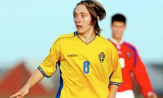 𝐋𝐀 𝐎𝐒𝐂𝐔𝐑𝐈𝐃𝐀𝐃 𝐃𝐄 𝐒𝐀𝐍 𝐒𝐈𝐑𝐎

Año 2004. Martin Bengtsson (18) es la joven promesa del Inter de Milán. En el baño de la residencia del club, coge unas cuchillas y decide cortarse las venas. No ha podido soportar la presión. Esa vida no es para él.

Dentro Hilo🧵