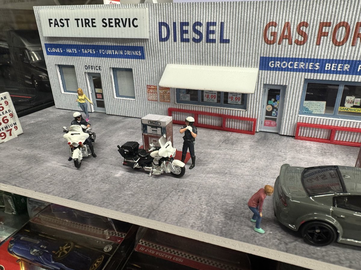 God510HEMI's tweet image. HW🔥🛞RLC

先ずはガソスタ⛽️

ガソリン入れてる白バイ隊員🏍️

地獄猫に興味深々男の子👦

バイパー洗車ガールズ👙

新車で購入した愛車HEMI チャレを🐘
仲良く見ている老夫婦👫

赤ラムでドライブ中の家族👨👧👩

そんな情景を😋✨

#HotWheels
#ホットウィール
#mijo