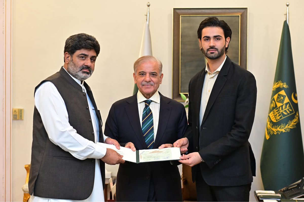 Khair Muhammad, Father of MMA Fighter Shahzaib Rind receives a cheque of Rs. 5 Million from Prime Minister Muhammad Shehbaz Sharif in Islamabad. 29 July 2025.❤️🇵🇰