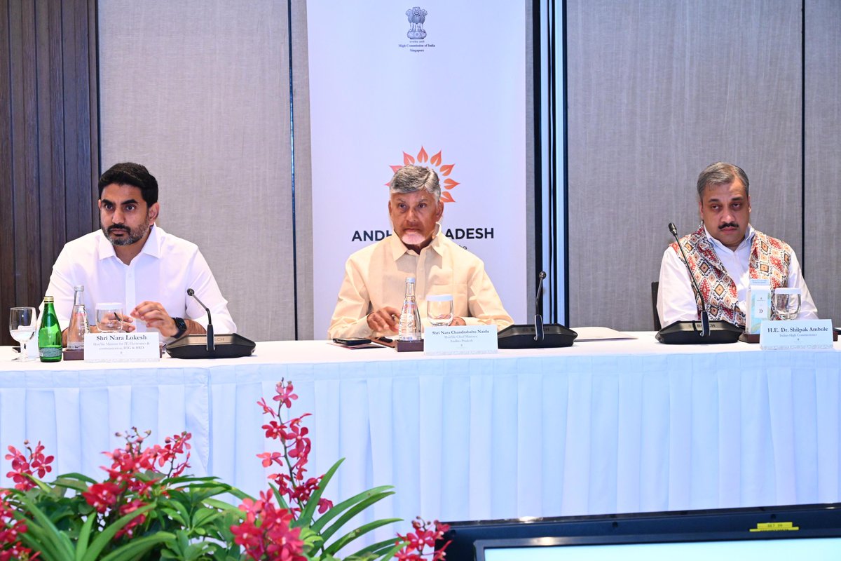 Knowledgeofap's tweet image. 📌 సింగపూర్‌లో చంద్రబాబు బృందం 3వ రోజు పర్యటన Highlights
▪️ పెట్టుబడులపై రౌండ్ టేబుల్ సమావేశంలో పాల్గొన్న సీఎం చంద్రబాబు, లోకేష్, నారాయణ, భరత్
▪️ విశాఖ – డేటా సెంటర్లకు, ఐటీ ఎకో సిస్టమ్‌కు ఉత్తమ ప్రదేశం
▪️ ఏపీ - ఫ్యూచర్ టెక్ హబ్‌గా మారుతోందని చంద్రబాబు స్పష్టం
#Chandrababu