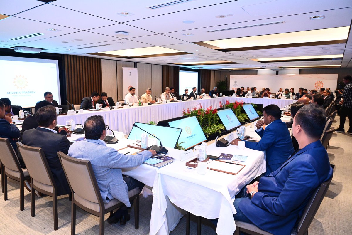 Knowledgeofap's tweet image. 📌 సింగపూర్‌లో చంద్రబాబు బృందం 3వ రోజు పర్యటన Highlights
▪️ పెట్టుబడులపై రౌండ్ టేబుల్ సమావేశంలో పాల్గొన్న సీఎం చంద్రబాబు, లోకేష్, నారాయణ, భరత్
▪️ విశాఖ – డేటా సెంటర్లకు, ఐటీ ఎకో సిస్టమ్‌కు ఉత్తమ ప్రదేశం
▪️ ఏపీ - ఫ్యూచర్ టెక్ హబ్‌గా మారుతోందని చంద్రబాబు స్పష్టం
#Chandrababu