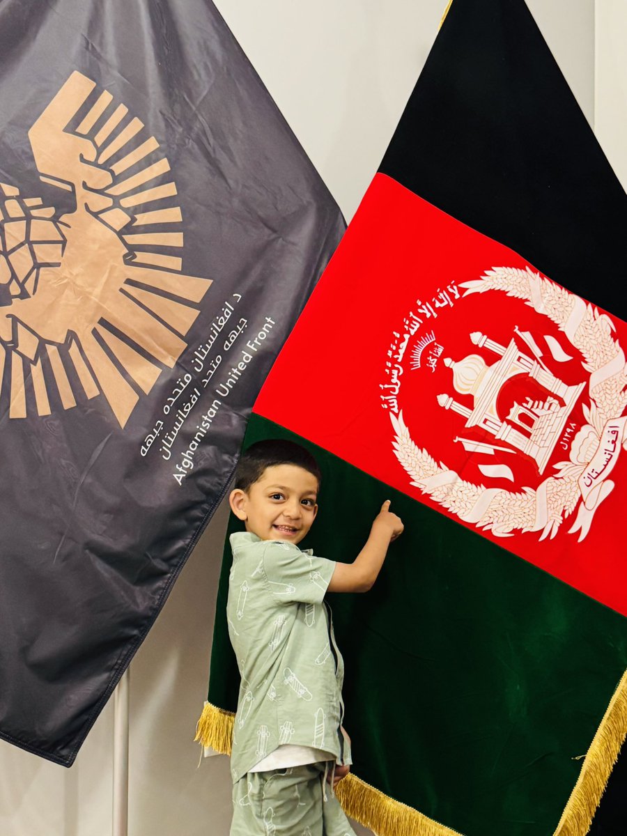 ای بیرق افتخار،
ما تو را بار دیگر با غرور و ایمان به اهتزاز درمی‌آوریم.
تو نه تنها تکه‌ای پارچه، بلکه نماد یک ملت،
فریاد خاموش هزاران شهیدی هستی
که برای خاک، آزادی، و شرافت زیستند و جان دادند.

تو در اهتزاز، یعنی حماسه هنوز زنده است،
یعنی ملت هنوز نترسیده، هنوز نایستاده.
با هر