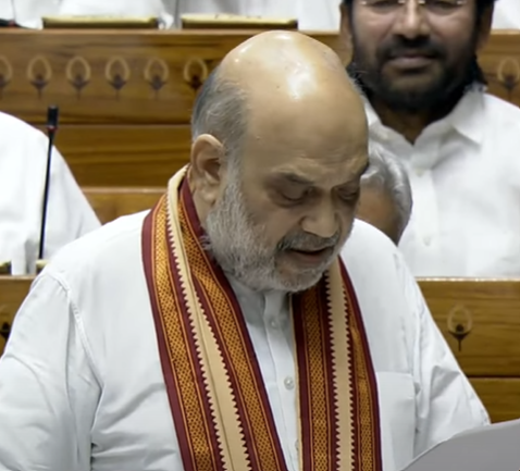 OpIndia_in's tweet image. मनमोहन सिंह-सोनिया गाँधी की सरकार ने पहली ही कैबिनेट में POTA कानून रद्द किया। मैं पूछता हूँ कि किसके फायदे के लिए यह हुआ... 2005 में अयोध्या में रामलला के टेंट पर हमला हुआ, 2006 में मुंबई में ट्रेन में धमाके हुए, 2006 में डोडा में हमला हुआ 34 में हमला हुआ