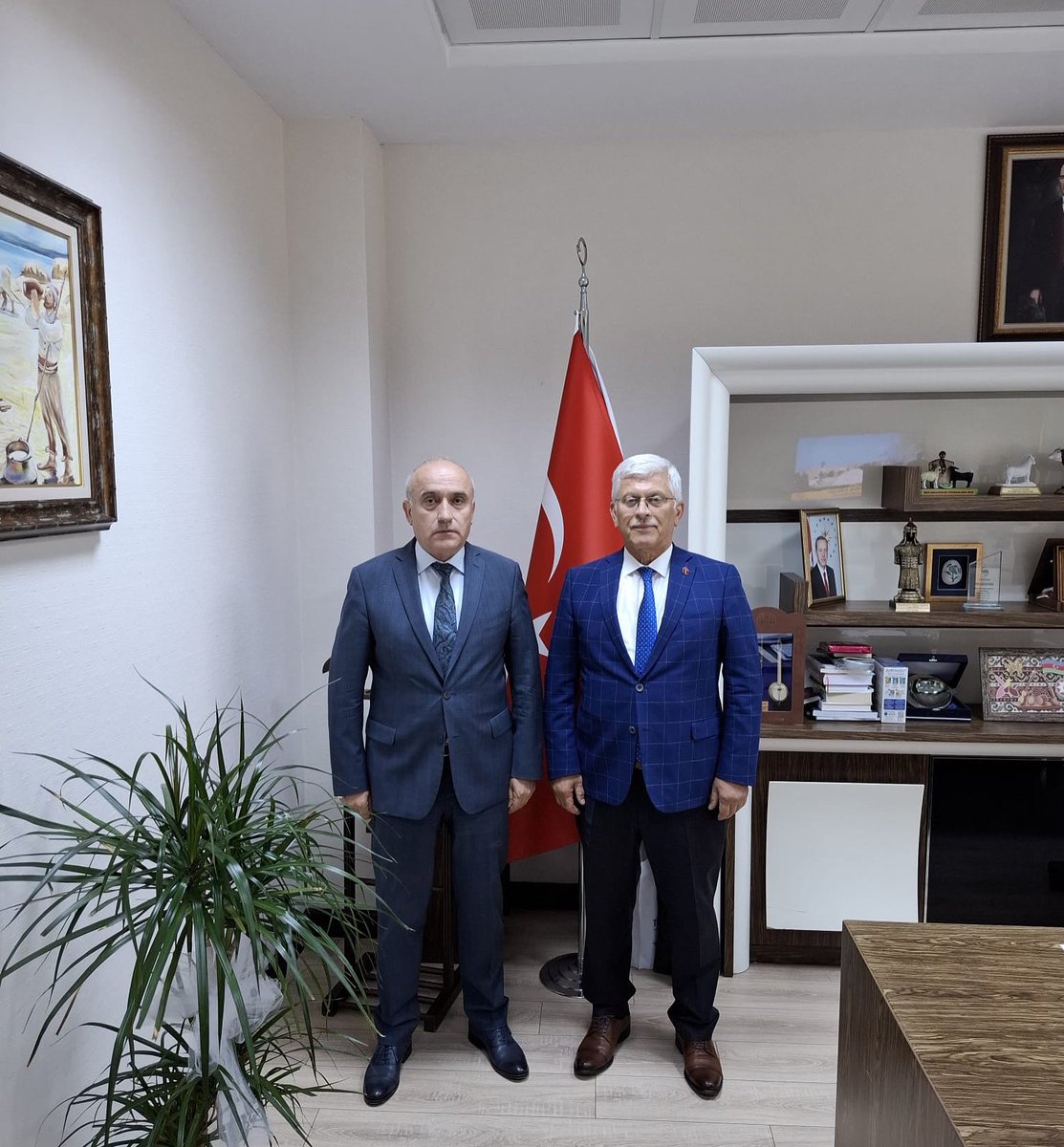 Türk Veteriner Hekimleri Birliği Merkez Konseyi Başkanı Ali EROĞLU, Tarım ve Orman Bakanlığı Hayvancılık Genel Müdürü Sayın Salih ÇELİK'İ ziyaret etti. 

Ziyarette, Hayvancılık Genel Müdürlüğünde yapılan yeni yapılanma konusunuda istişarede bulunuldu. 

Ülkemiz hayvancılığı ve