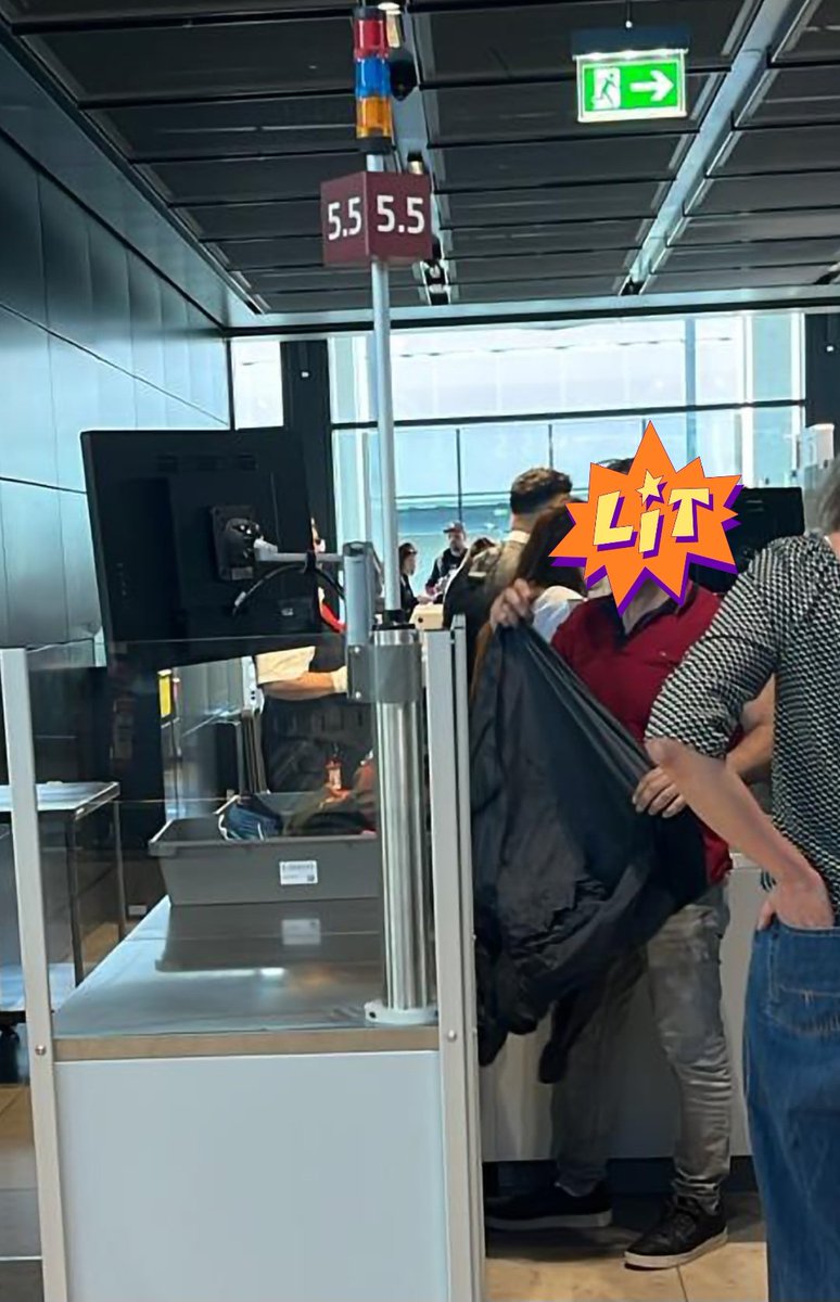 נפלה עלי בודקת אנטי ישראלית.. תמיד ידעתי שאני בחור מפוצץ, עכשיו קיבלתי אישור לכך 🤭😂🤭...

פרקה לי את הטרולי לחלוטין. 

מה שכן קיויתי ששני השוטרים הגרמניים שהזמינה יעשו לי בדיקה גופנית😂😂😂
(בתמונה, בחור מפוצץ מסדר את המזוודה)