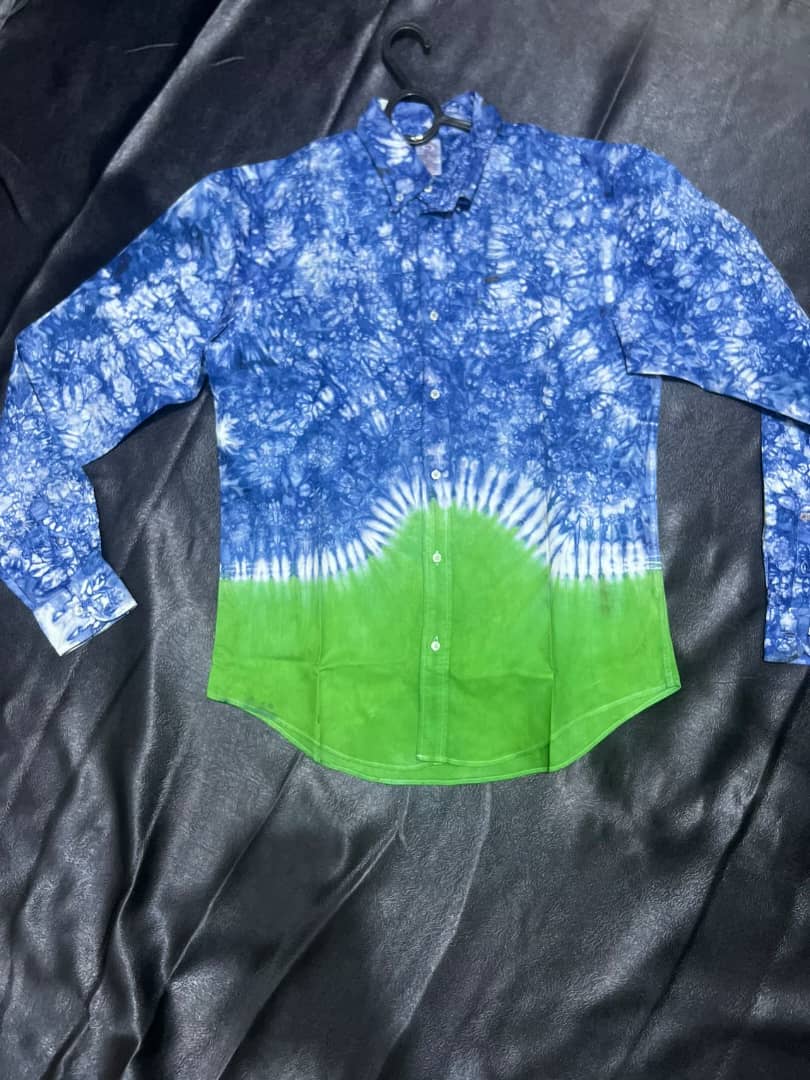 RusyysuR's tweet image. Today's shirt of choice is the 2 colored shirt with present colors, Blue and Mint Green.
Fun Fact: In cases where I am tying a curve or even a straight line atimes, I mark it out first.
The top part is dyed crack blue, leaving hints of white while the bottom is dyed plain.
