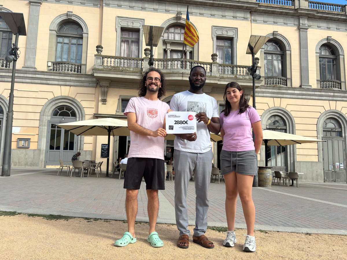 llagosteraldia's tweet photo. 🎉 Avui hem fet entrega dels diners recaptats a la barra solidària!

🤝 2.880 € s’han destinat a Llagostera Solidària, una entitat que treballa incansablement per ajudar qui més ho necessita. https://t.co/MAuuSXh64W