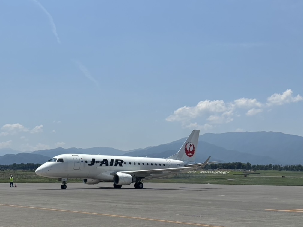 MMJ_shinsyu's tweet image. 到着して30分後には
#伊丹空港 へと折り返し✈️✈️

ご搭乗いただいた皆様
暑い中展望デッキなどで
お見送りいただいた皆様

ありがとうございました☀️🙇

#ジェイエア の松本-伊丹線は
本日から8/28(木)まで運航‼️

⏬ご予約・空席確認はこちら
jal.co.jp/jp/ja/

#信州まつもと空港