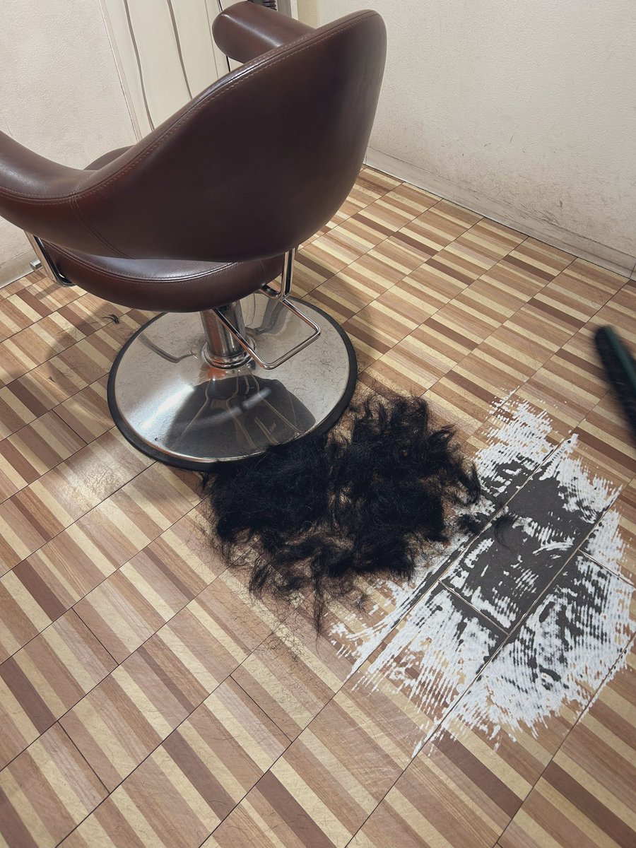 Magnolia_y1202's tweet photo. 自分で髪の毛カットした後、
朝ボンバーになるから💇♀️
髪の毛揃えてもらったんだけど…
まだこんなにあったみたい…
すいた感じかな、頭超軽くなったよ。
割と近くにすぐカットしてくれるところがあった、予約なしカットのみ。
#PCUT https://t.co/MYC3XsgJc0