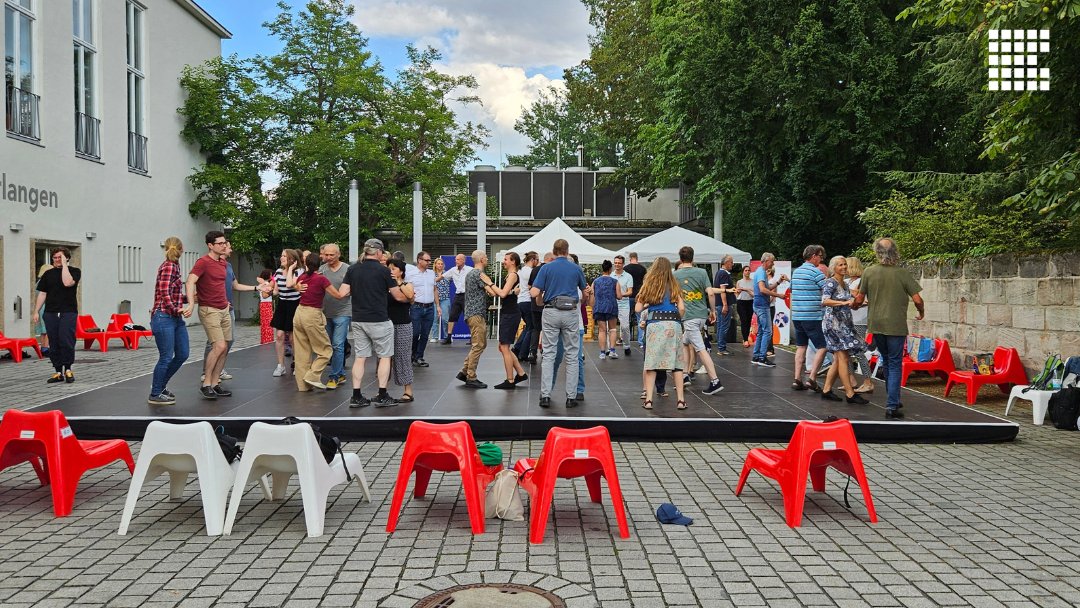 „Erlangen tanzt!“ wieder: Der Sommer wäre nicht komplett ohne unseren Open-Air-Tanzboden hinter dem Theater! Vom 1. bis 25.08. kannst Du wieder donnerstags bis sonntags von 17 - 22 Uhr das Tanzbein schwingen – mitten in der Altstadt und unter freiem Himmel franken-tanzt.de