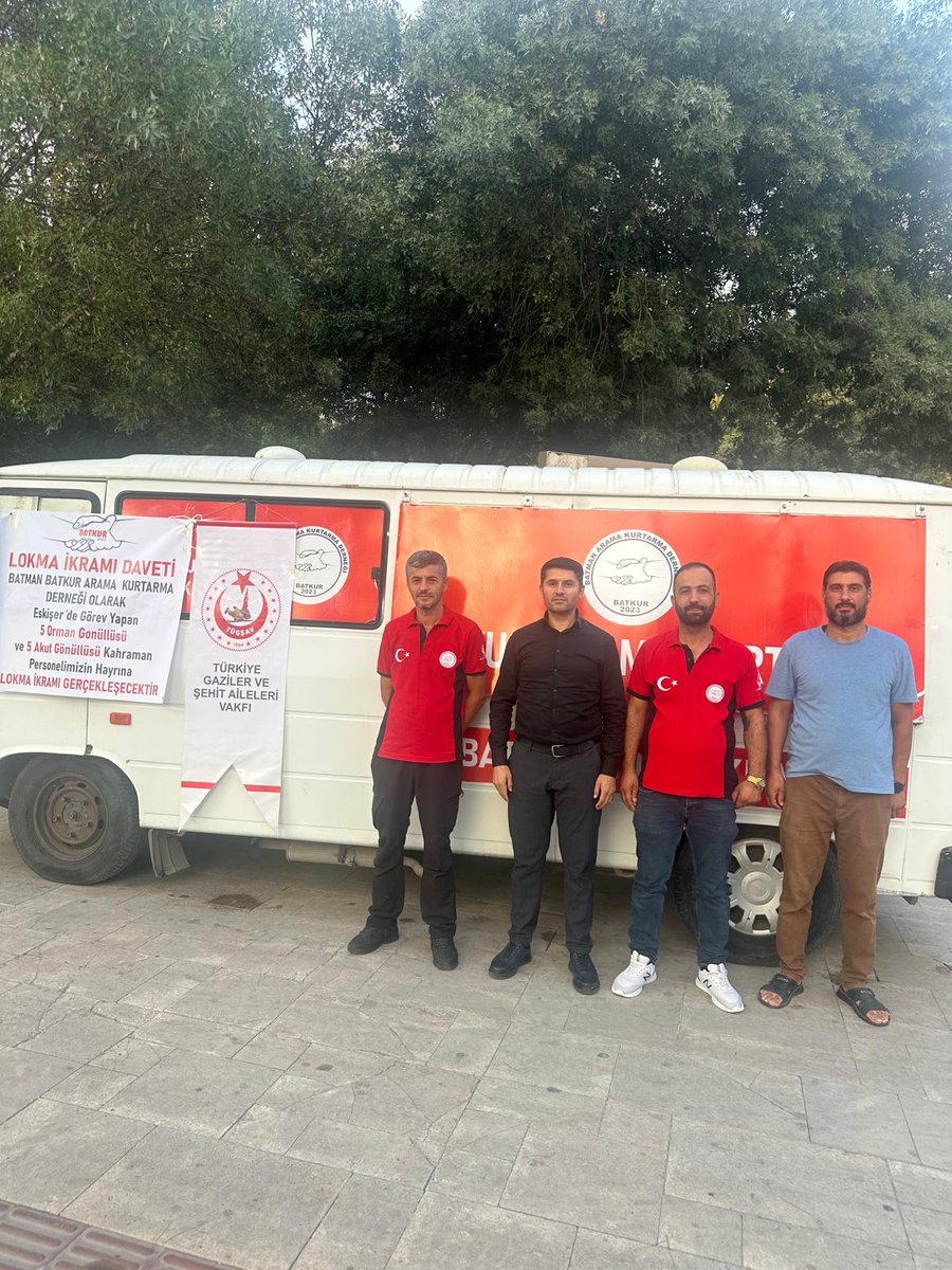 TÜGŞAV BATMAN (@batmantugsav) on Twitter photo Eskişehir’de çıkan orman yangınına müdahale ettikleri sırada şehit olan 5 Orman Gönüllüsü ve 5 AKUT Gönüllüsü kahramanlarımızın aziz ruhları için BATKUR (Batman Arama Kurtarma Derneği) ile beraber lokma dağıttık.
Aziz ruhları şad olsun. 🇹🇷
<a href="/batmanvaliligi/">Batman Valiliği</a> <a href="/canalpekrem/">Ekrem CANALP</a> Eskişehir’de çıkan orman yangınına müdahale ettikleri sırada şehit olan 5 Orman Gönüllüsü ve 5 AKUT Gönüllüsü kahramanlarımızın aziz ruhları için BATKUR (Batman Arama Kurtarma Derneği) ile beraber lokma dağıttık.
Aziz ruhları şad olsun. 🇹🇷
<a href="/batmanvaliligi/">Batman Valiliği</a> <a href="/canalpekrem/">Ekrem CANALP</a>