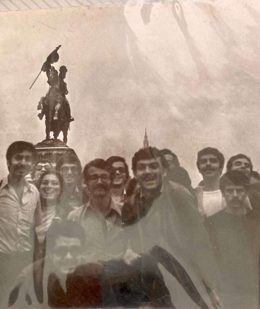 Zafer Arapkirli çok yerinde bir tespitte bulunmuş 50 yıllık ahbabı Şükrü Genç için…Gerçekten de 12 Eylül mahkemeleri bile Şükrü’den terörist yaratmayı başaramadı.  Şükrü ve Zafer ile paylaştığımız uzak mazi için bir-iki satır ve Şükrü’nün iki gençlik fotosunu bıraktım aşağıya…