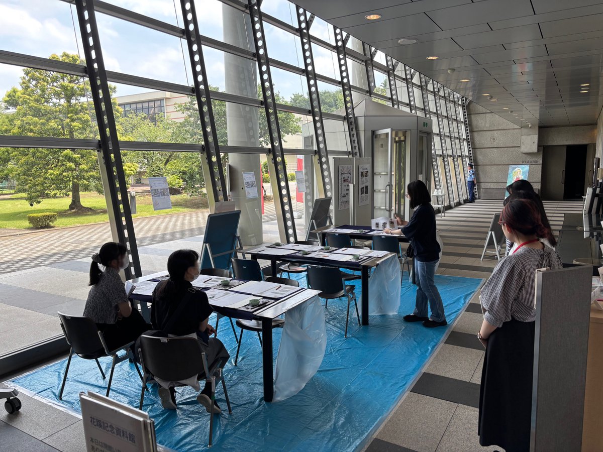 Atomiuniv_Muse's tweet image. 🔍活動報告🔍
7/13(日)新座キャンパスで開催されたオープンキャンパスにて、 ＃ことばの花が咲くとき 展のコラボ企画としてワークショップを行いました❕
当日は本学書道部の学生のご協力のもと、参加者の皆様に花蹊の書を栞や短冊にしたためていただきました🎇
#書道 #跡見