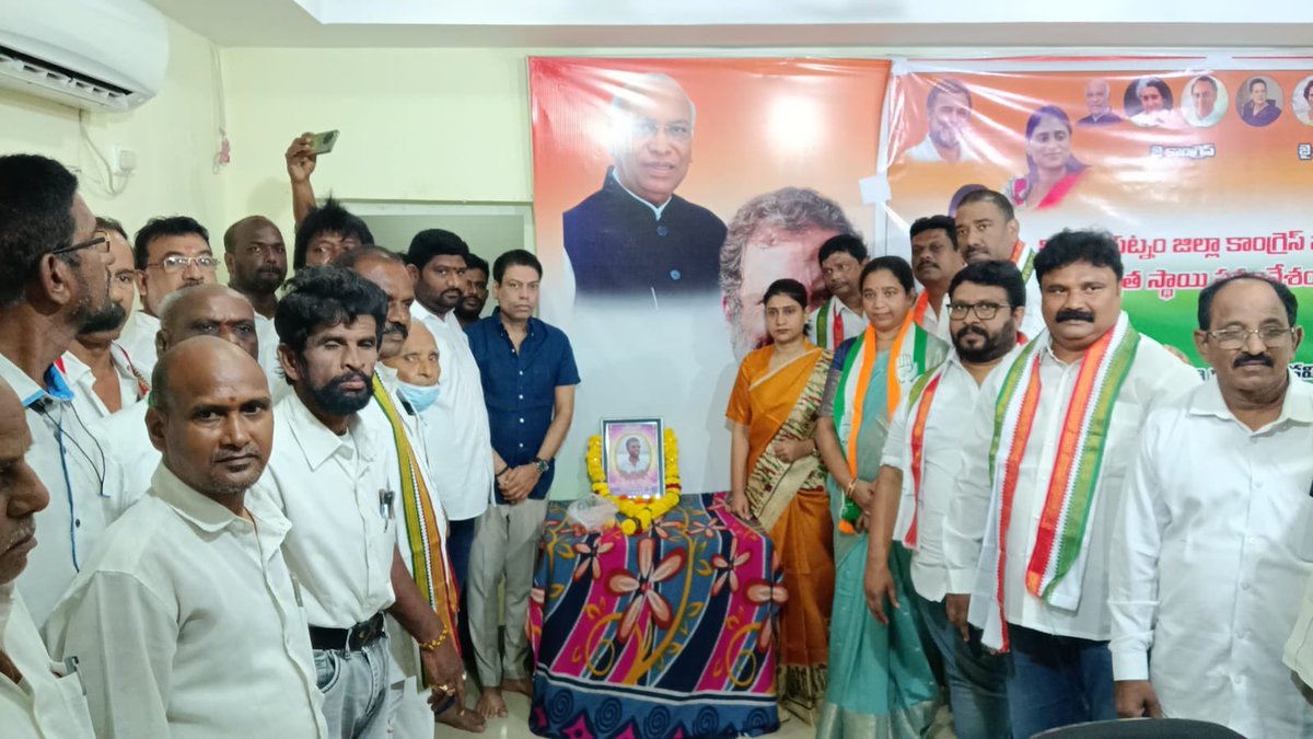AP_pyc's tweet photo. మన తోటి యువజన కాంగ్రెస్ నాయకుడు నీలం జయరాం అకాల మృతికి చింతిస్తూ రాష్ట్ర యువజన కాంగ్రెస్ అధ్యక్షులు లక్కరాజు రామారావు గారు మరియు రాష్ట్ర ఆంధ్రప్రదేశ్ కాంగ్రెస్ కమిటీ ఇన్చార్జ్  పాలక్ వర్మ గారు , రాష్ట్ర కాంగ్రెస్ కమిటీ ఉపాధ్యక్షులు వేగి వెంకటేష్ గారు విశాఖపట్నం కాంగ్రెస్ కమిటీ జిల్లా అధ్యక్షులు హాసిని వర్మ గారు, కాంగ్రెస్ కమిటీ రాష్ట్ర ప్రధాన కార్యదర్శి మదన మోహన్ రెడ్డి గారు 
విశాఖపట్నం కాంగ్రెస్ పార్టీ కార్యాలయం లో నీలం జయరాం చిత్రపటానికి పూలమాలవేసి నివాళులర్పించడం జరిగినది.
ఈ కార్యక్రమంలో యువజన కాంగ్రెస్ విశాఖపట్నం జిల్లా అధ్యక్షులు  సతీష్, యువజన కాంగ్రెస్ రాష్ట్ర ప్రధాన కార్యదర్శి శివ, యువజన కాంగ్రెస్ రాష్ట్ర ప్రధాన కార్యదర్శి మణికంఠ కాంగ్రెస్ నాయకులు కాంగ్రెస్ కమిటీ ప్రధాన కార్యదర్శి అరిగెల అరుణ కుమారి, కాంగ్రెస్ కమిటీ ప్రధాన కార్యదర్శి గడ్డం మహేష్,  కాంగ్రెస్ పార్టీ స్పోర్ట్స్ సెల్ చైర్మన్ కమలాకర్  కార్యకర్తలు అభిమానులు జయరాం మృతికి  మౌనం పాటించి అశ్రునయనాలతో నివాళులర్పించడం జరిగినది.
ఈ సందర్భంగా రాష్ట్ర అధ్యక్షులు లక్కరాజు రామారావు గారు మాట్లాడుతూ జయరాం కుటుంబానికి యువజన కాంగ్రెస్ తరపున ఆంధ్రప్రదేశ్ కాంగ్రెస్ కమిటీ తరఫున అండదండగా ఉంటామని తెలియజేయడమైనది.

#AndhraPradeshCongress
#AndhraPradeshYouthCongress 
@RaamLakkaraju @MamtaNagireddy 
@INC_Andhra @realyssharmila @manickamtagore