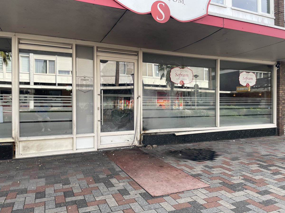 Alweer een aanslag op grillroom Sofram in #Roosendaal. Andere ondernemers in het winkelcentrum hebben geen idee wat de aanleiding is. Buurtbewoners kijken inmiddels niet meer op van een aanslag, het went…