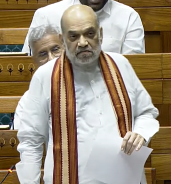 OpIndia_in's tweet image. बैसारन के आतंकी हमने ठोक दिए, मेरा जवाब देना अब बनता ही नहीं... मैं सलमान खुर्शीद का बाटला हाउस-सोनिया गाँधी वाला वीडियो फोन पर लाया हूँ, जब तय करें तो यहाँ टीवी पर लगा दिया जाएगा: गृह मंत्री अमित शाह