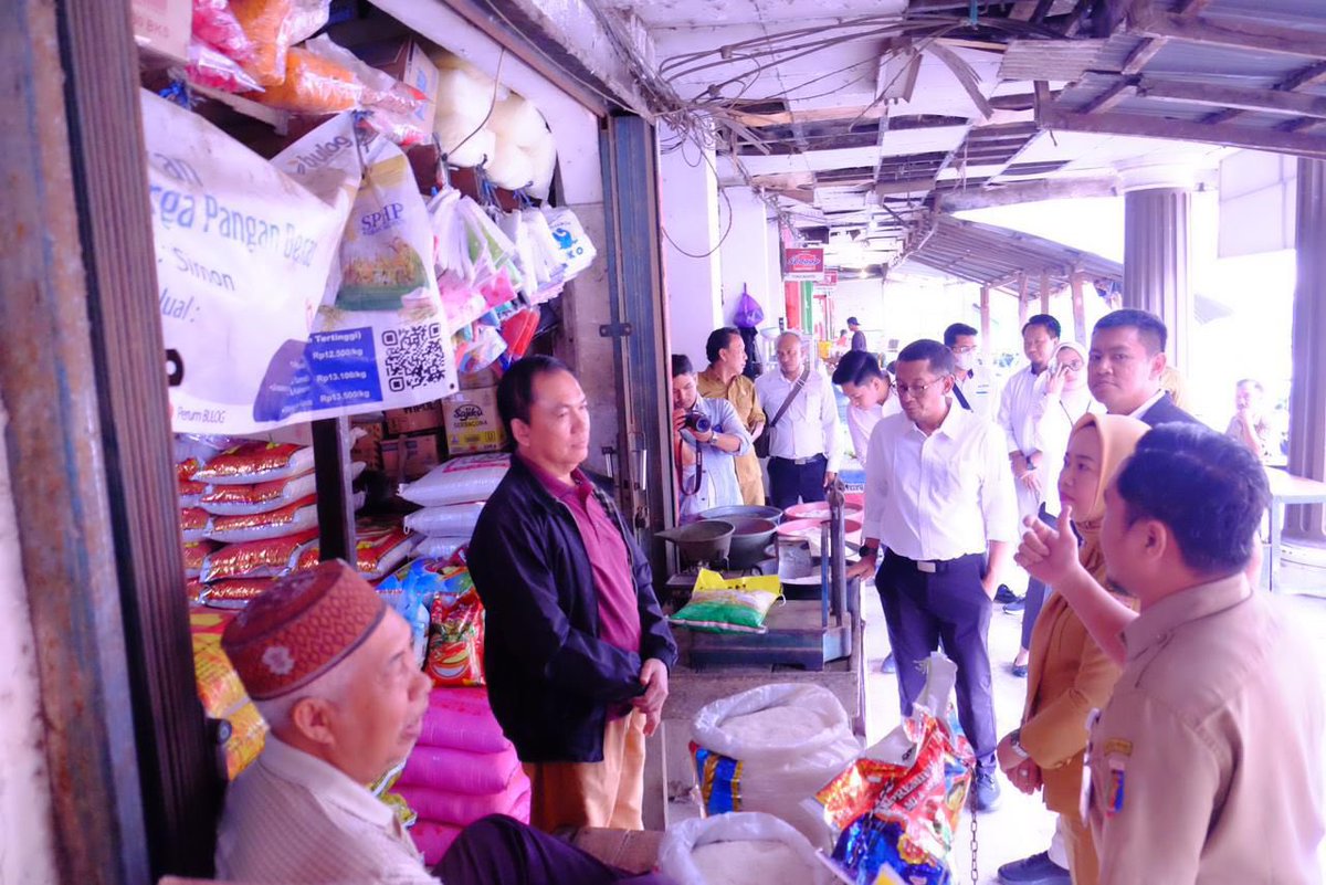 Ketua KPPU Sidak Harga Beras di Lampung
Ketua Komisi Pengawas Persaingan Usaha (KPPU), M. Fanshurullah Asa, melakukan inspeksi mendadak (sidak) bersama Pemerintah Provinsi dan Bulog Lampung ke pasar tradisional dan produsen beras di Lampung kemarin Senin (28/7) di Pasar Tamin,
