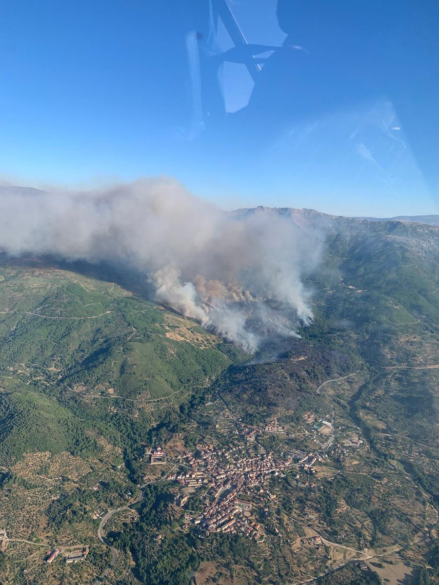 Los dos Canadair del destacamento de Salamanca ya se encuentran trabajando en la extinción del incendio forestal de Cuevas del Valle (Ávila).
Foto de la situación actual desde uno de nuestros Canadair.
#IFCuevasdelValle #IFMombeltran