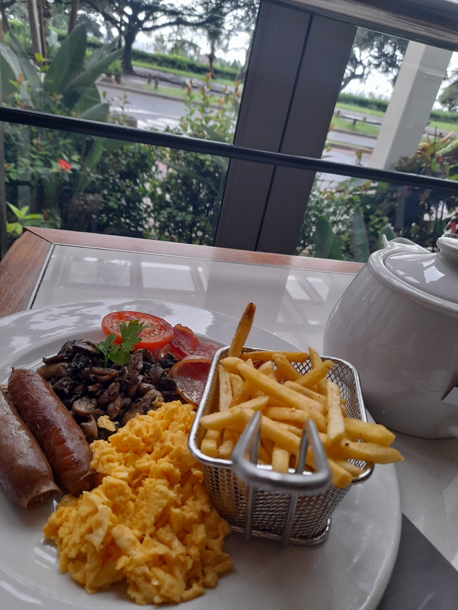 SafariKZNMark's tweet image. Only on #holiday do days start like this. This was a big beach #breakfast in #Durban You will be amazed at the quality of #food when travelling #kwazulunatal #southafrica On a #TravelTuesday be prepared to eat well. It is ok to be spoiled when on #Safari 😊#foodie